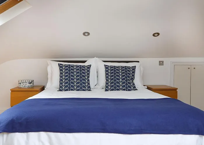 Bright And Modern 2 Bed Flat
