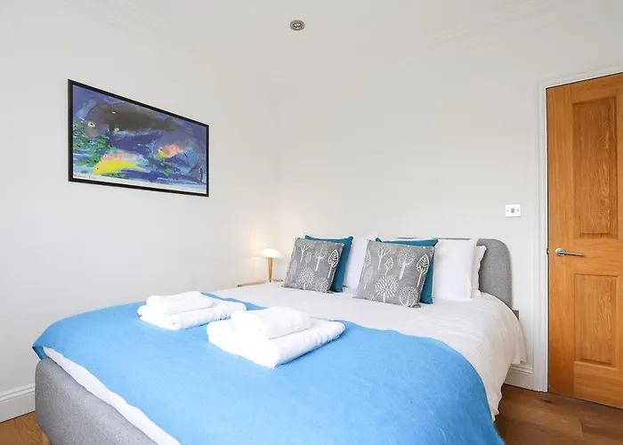 Bright And Modern 2 Bed Flat