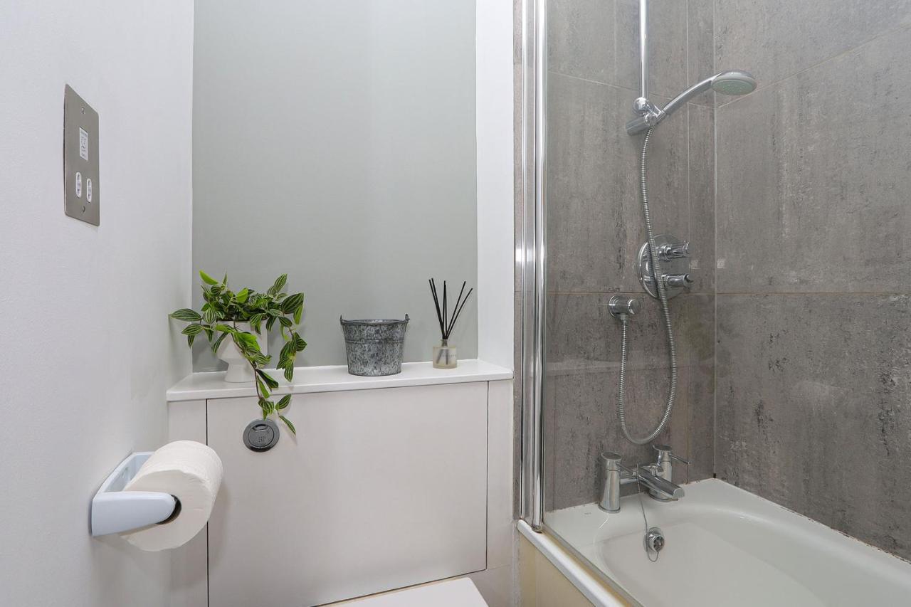 Bright And Modern 2 Bed Flat Apartment