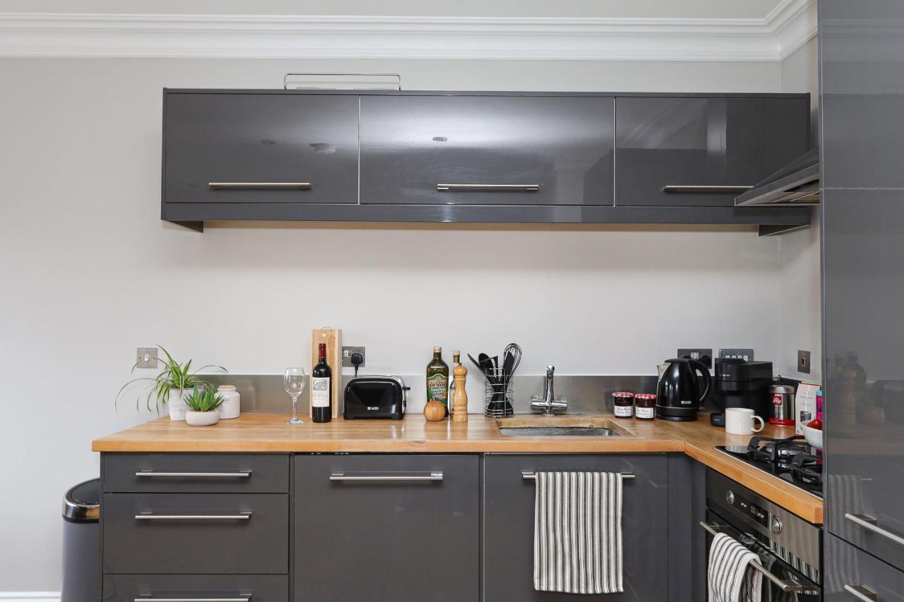 Bright And Modern 2 Bed Flat * London
