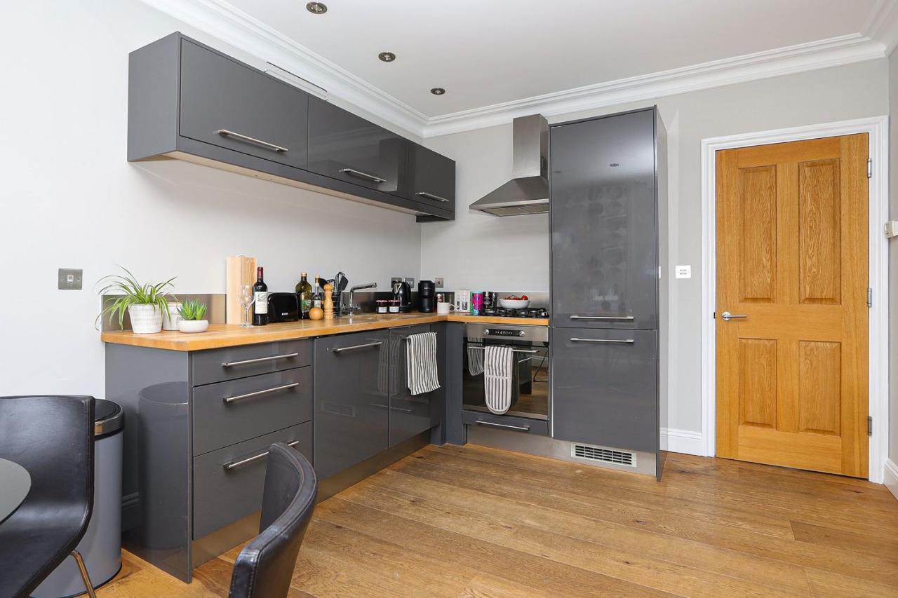 Apartment Bright And Modern 2 Bed Flat London
